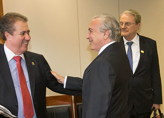 Jonas agradece apoio de Temer, observado pelo prefeito de BH, Márcio Lacerda