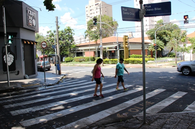 Semáforos aumentam segurança de pedestres e veículos
