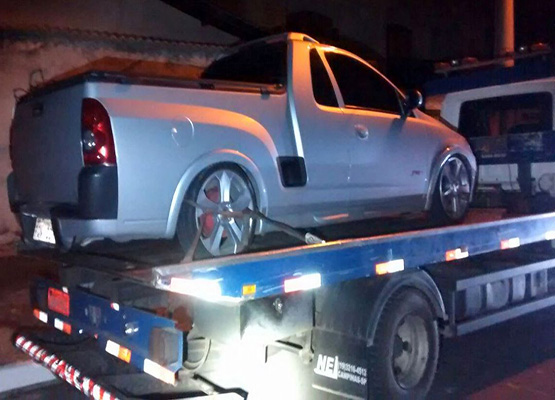 Carro sendo recolhido durante a operação do fim de semana
