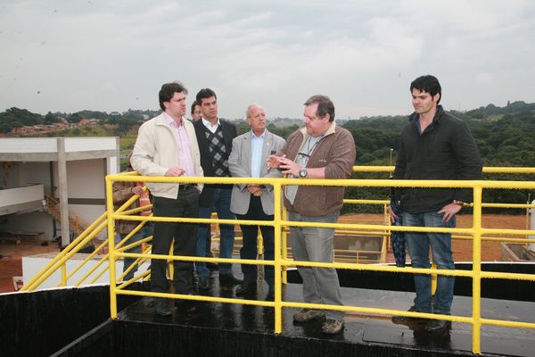 Prefeito em exercício ouve explicações sobre funcionamento da ETE