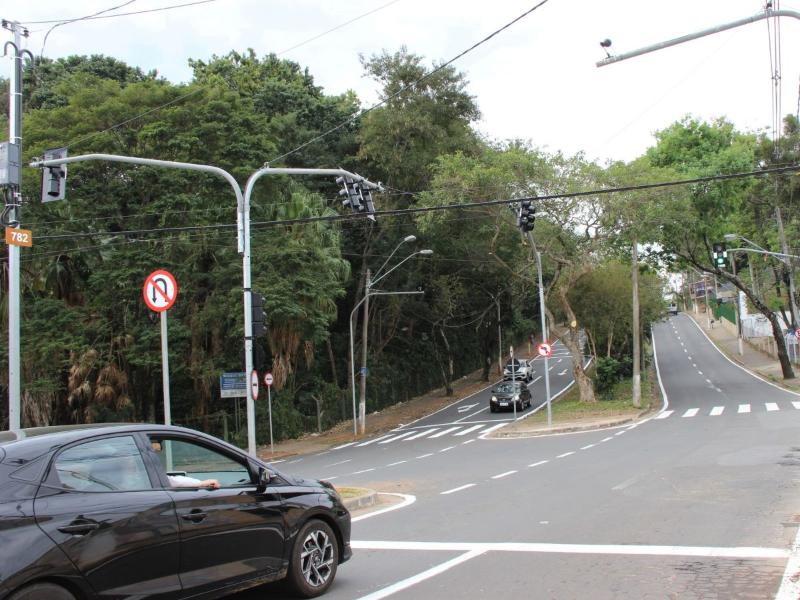 Sistema regula automaticamente a fase verde, reduzindo a espera e ampliando a fluidez viária no local.