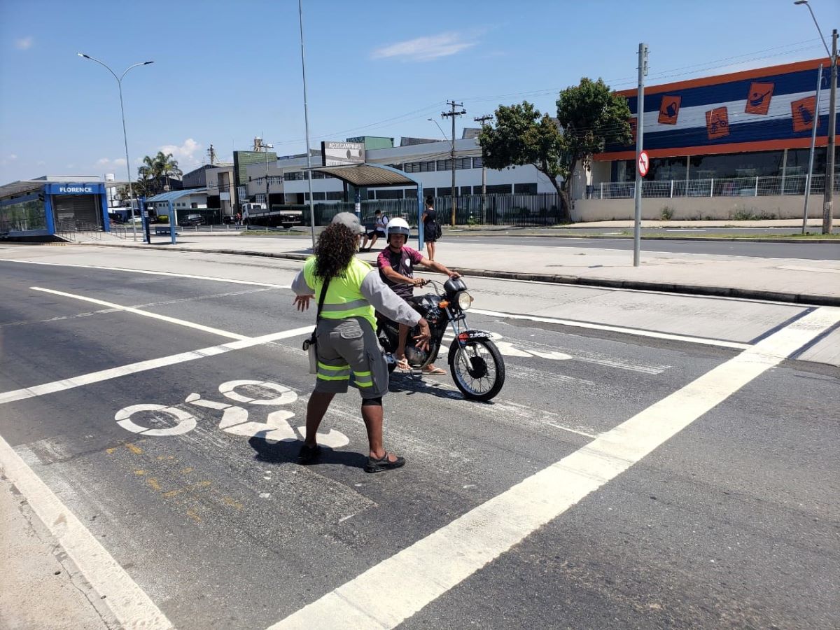 Agente conversa com usuário sobre o uso correto das áreas reservadas para motocicletas