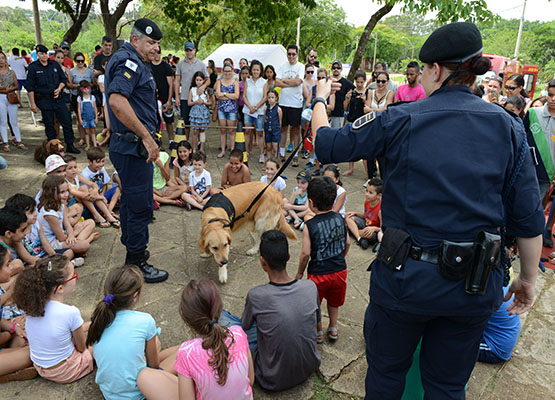 Cães da GM encantam as crianças