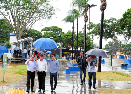 Autoridades caminham por praça revitalizada