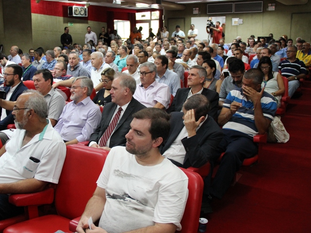 Cerca de 200 pessoas estiveram no Salão Vermelho