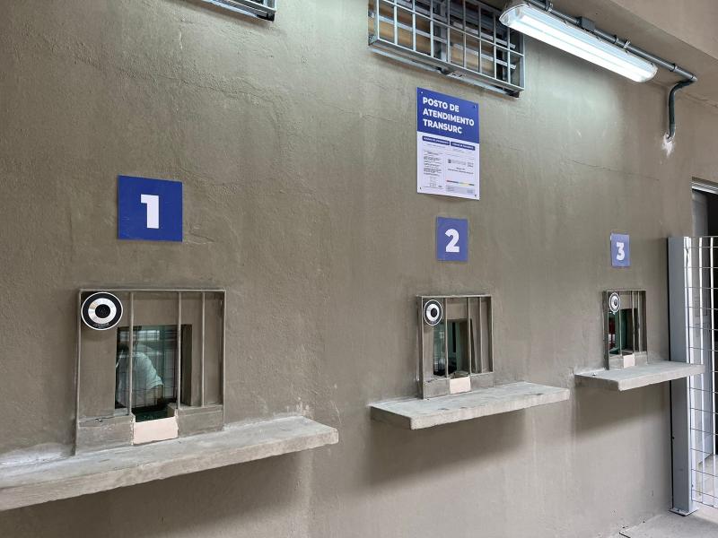 São três guichês de atendimento ao público