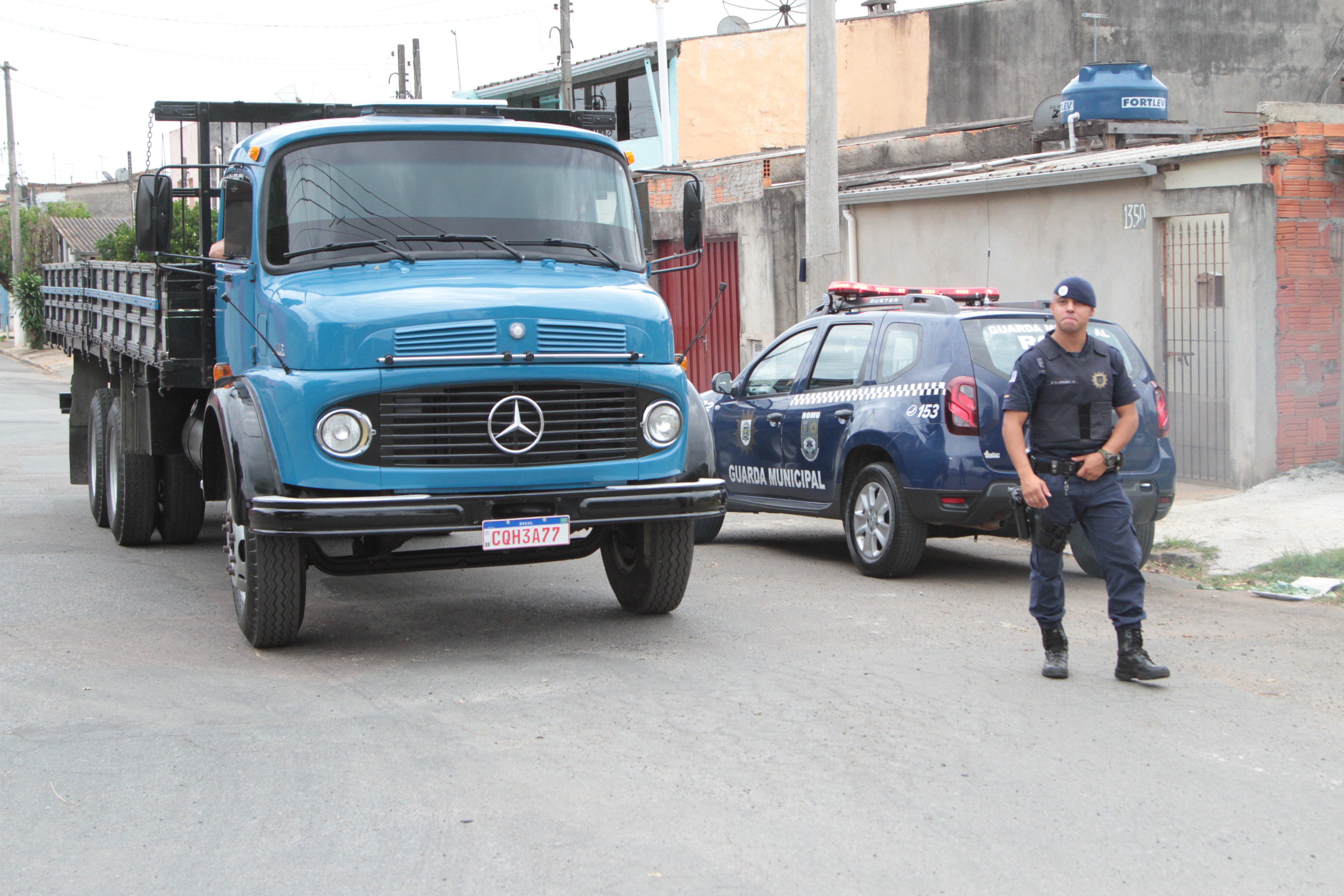 Empresários distribuem cestas para população carente