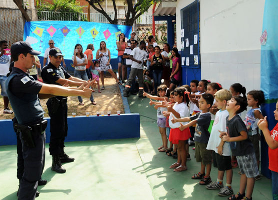 Guardas municipais realizam atividade em escola municipal