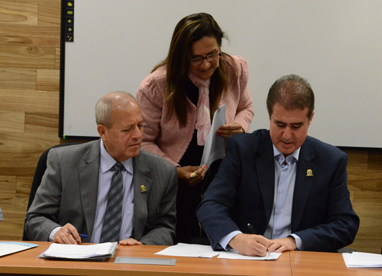 Prefeito Jonas Donizette e o presidente da Sanasa, Arly de Lara Romeo assinam pacote