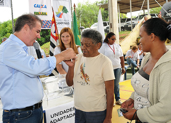 Jonas entrega as chaves para uma das sorteads