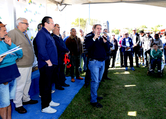 Prefeito na entrega das obras da praça no domingo, 7 de julho