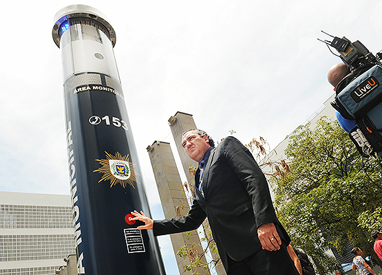 Baggio mostra funções do totem de segurança