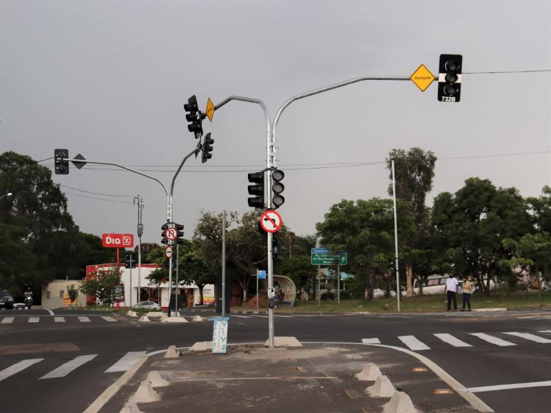 Região também recebeu reforço da sinalização viária horizontal, além de novas placas de regulamentação e advertência