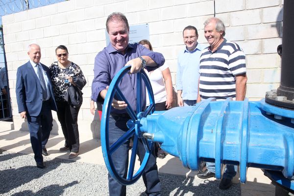 Prefeito em cerimônia de inauguração do Reservatório de Água dos DICs