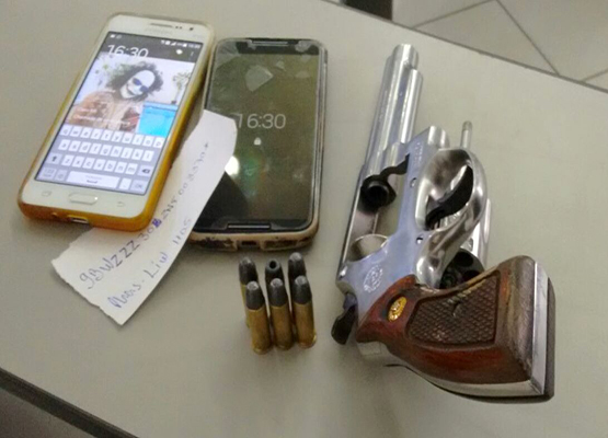 Arma e munição foram apreendidas
