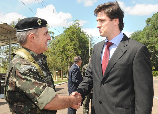 O vice-prefeito, Henrique Magalhães Teixeira,  com o novo comandante