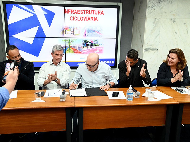 Dário assinou três ordens de serviço para ciclovias