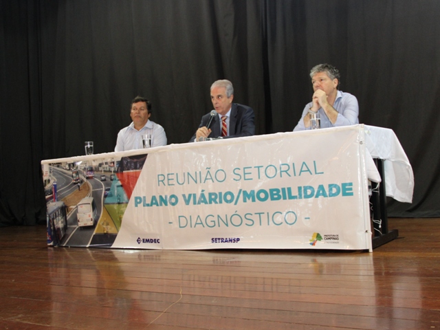 Secretário, ao centro, abre a reunião