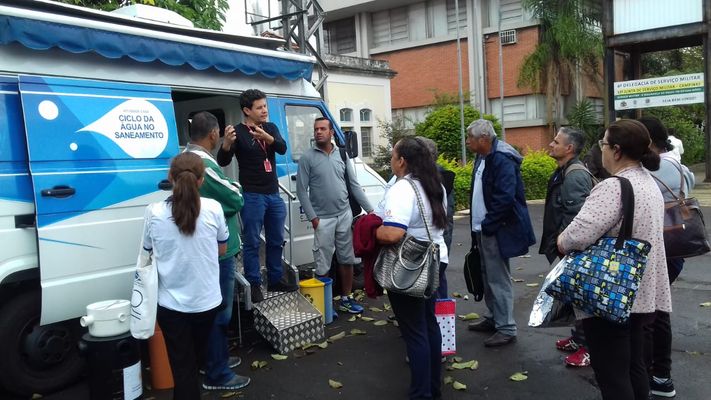 Furgão móvel com laboratórios percorreu a cidade