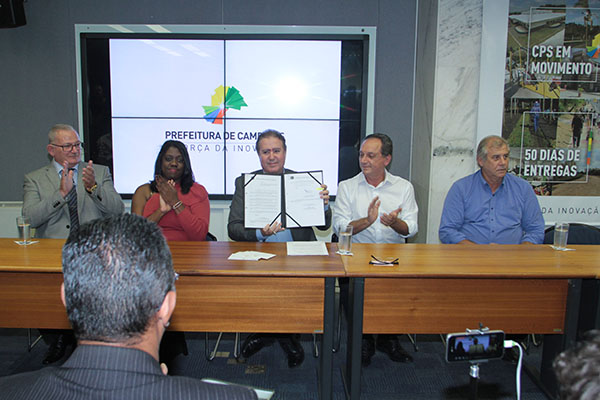 Prefeito mostra decreto que institui o Plano e que será publicado no D.O.M. nesta terça