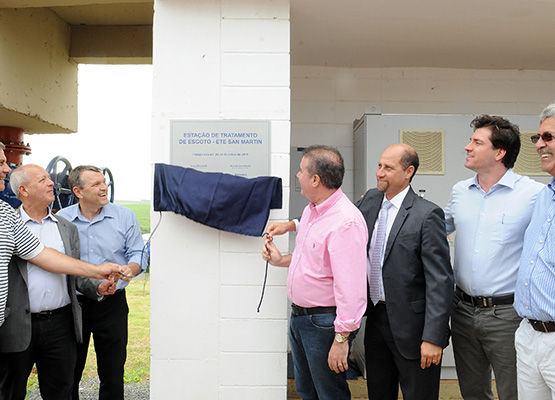 Prefeito descerra a placa da nova ETE