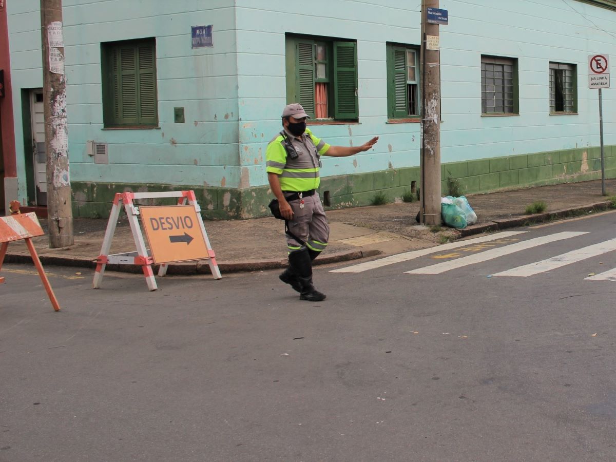 Agentes da Emdec interditam trânsito no Cambuí, das 7h às 14h