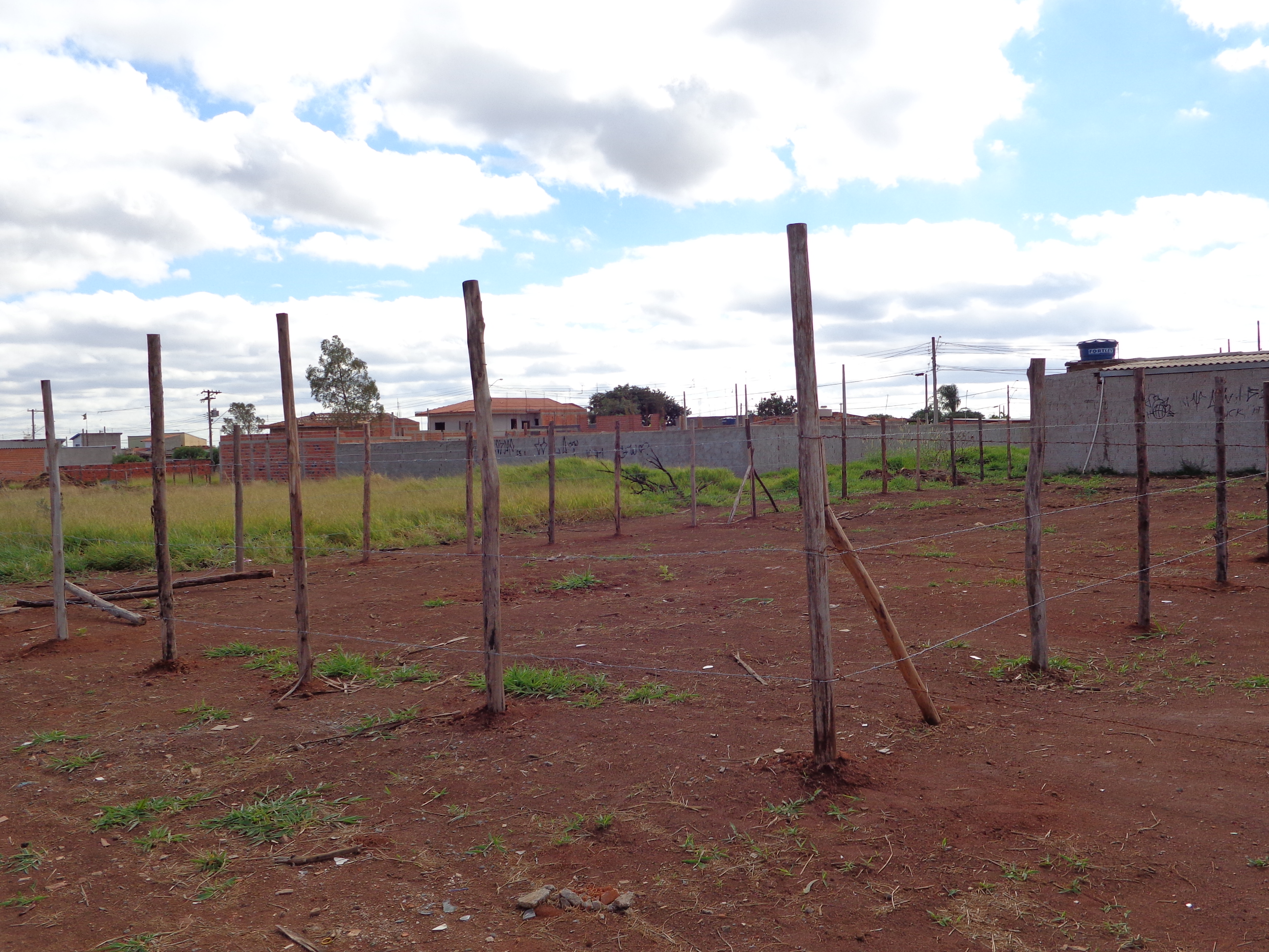 Lotes foram cercados de forma irregular