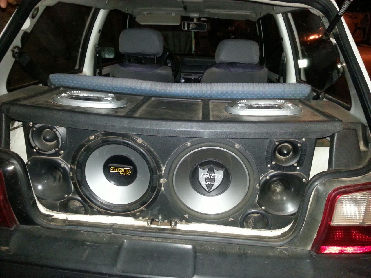 Carros colocam alto falantes para amplificar o som