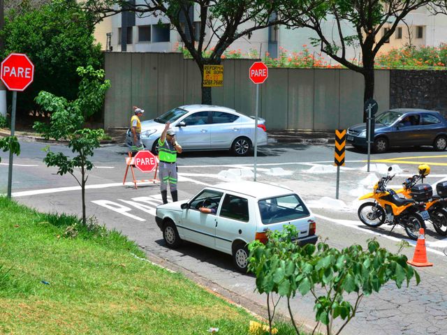 Agente organiza o trânsito em Campinas