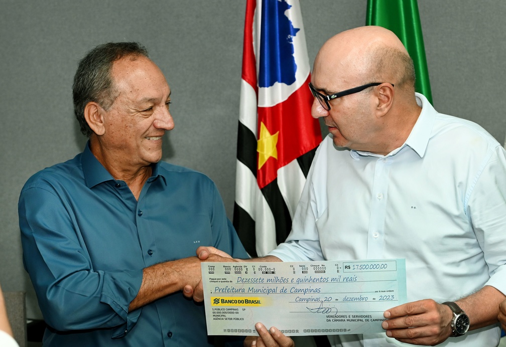Presidente da Câmara, Luiz Rossini, entregou o cheque simbólico ao prefeito Dário Saadi