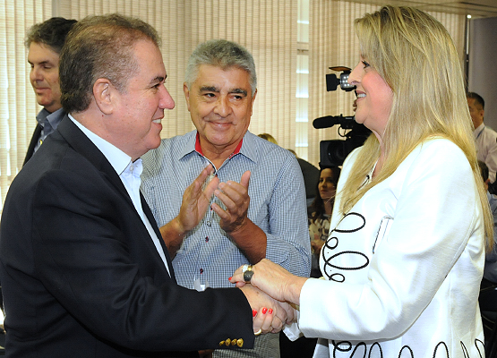 Prefeito Jonas e Adriana Flosi se cumprimentam