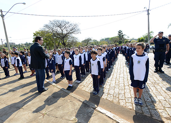 150 alunos da rede municipal cantaram o Hino da Bandeira, acompanhados pelas Banda da PM e do Exército