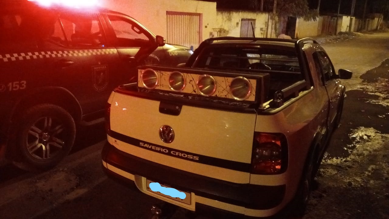 Um veículo foi apreendido pela Lei do Pancadão, no sábado, 22