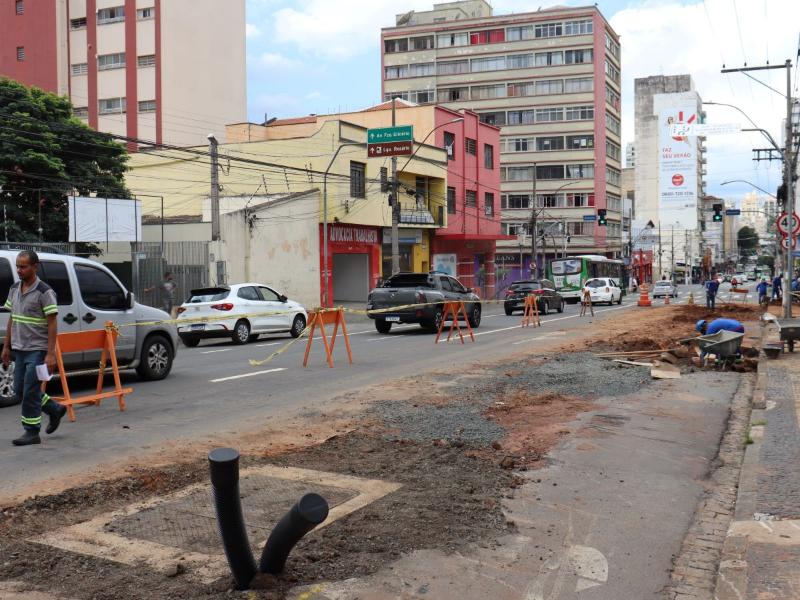 O local recebe obra de implantação de caixa de concreto, dentro das obras de revitalização da Campos Sales