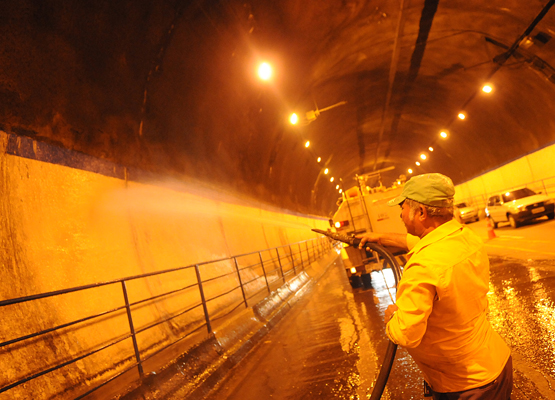 Reeducandos trabalham na limpeza do túnel
