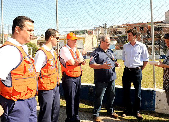 Vice-prefeito conversa com equipe da Defesa Civil e Samu