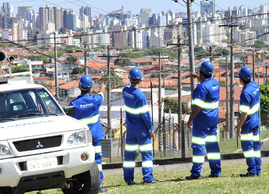 Funcionários atuam na linha de frente, enfrentando o problema diretamente com os consumidores afetados