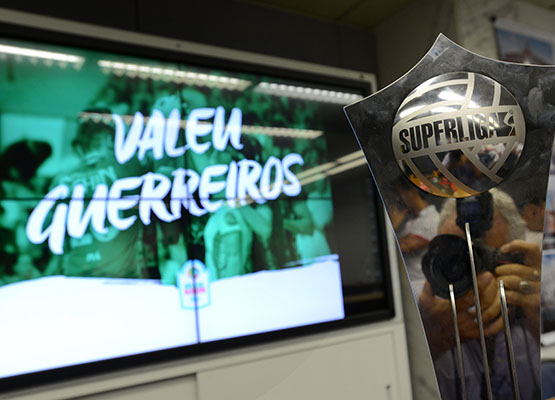 A taça conquistada pelo time campineiro