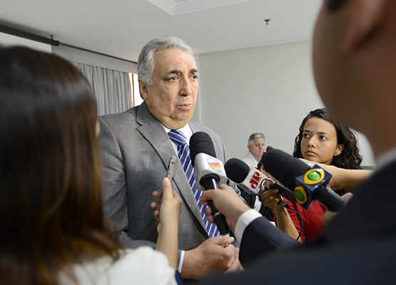 Carmino dá entrevista