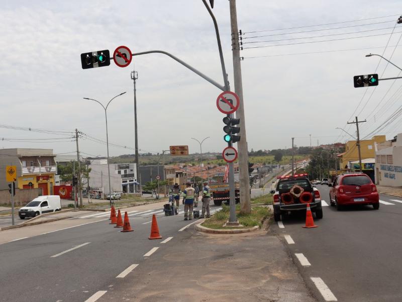 Outro local que recebeu semáforos foi encontro da Estrada do Friburgo com a Rua René Descartes