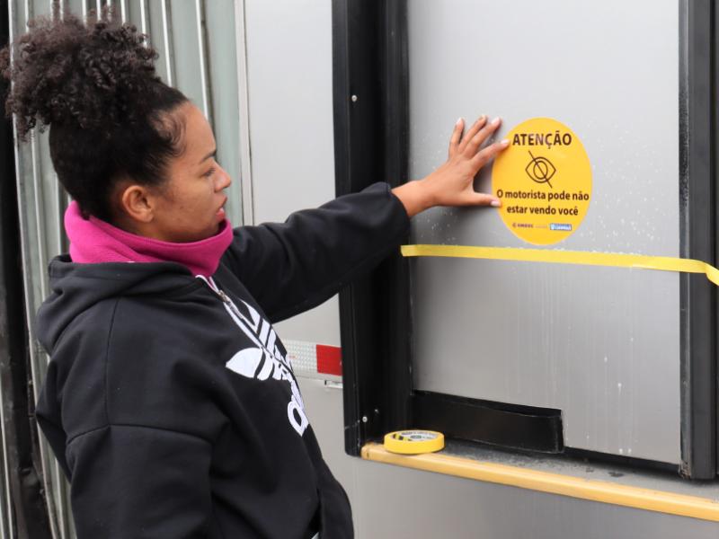 Ônibus receberão adesivo alertando para a zona sem visibilidade