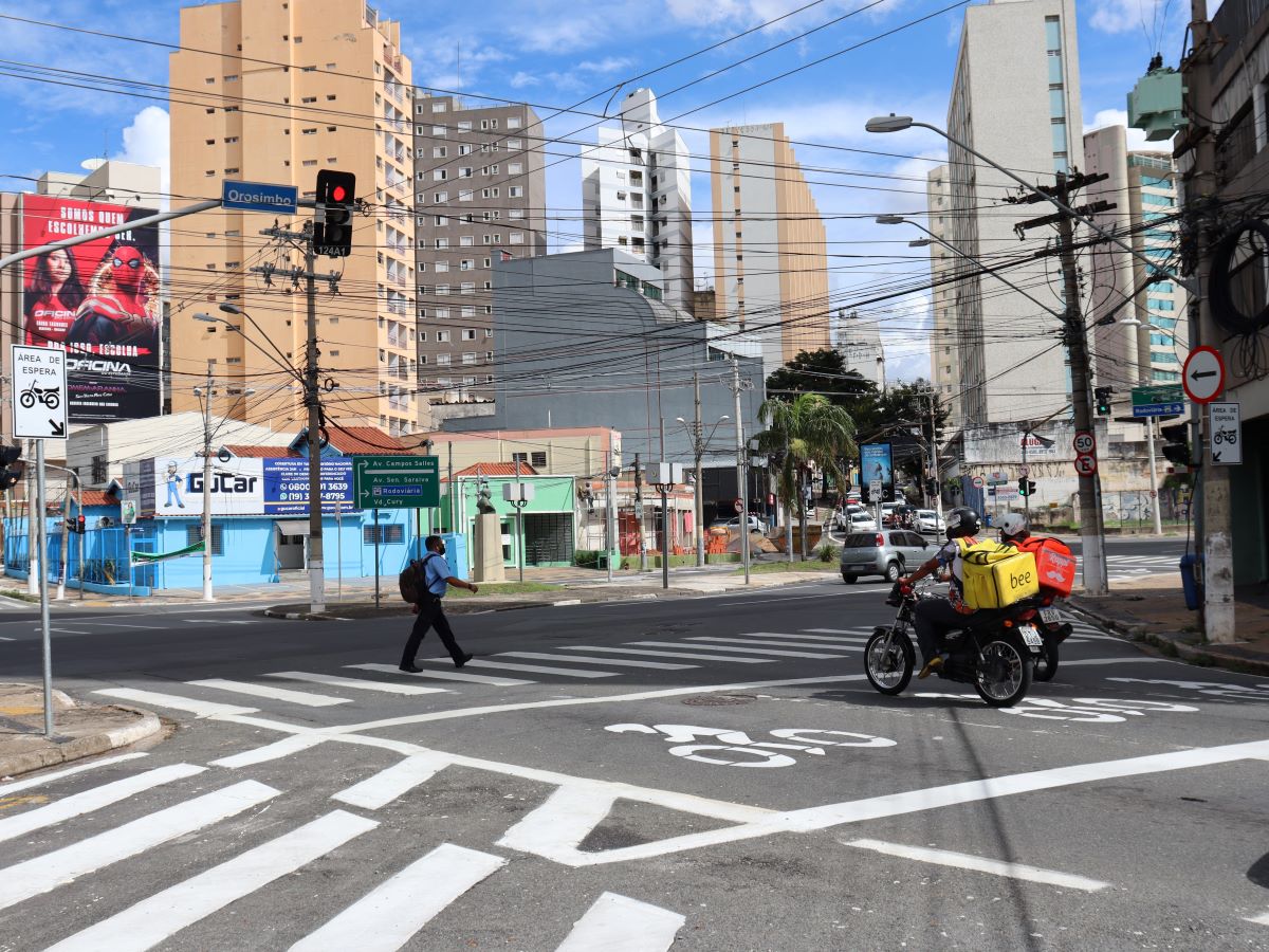 Motociclista aguarda abertura do sinal de semáforo em Campinas