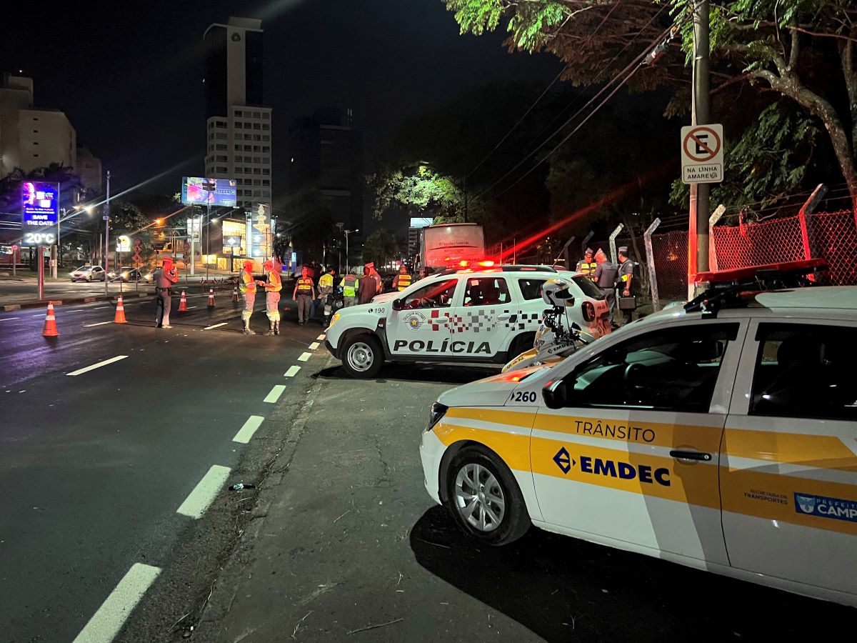Agentes abordam motociclistas em operação na Norte-Sul