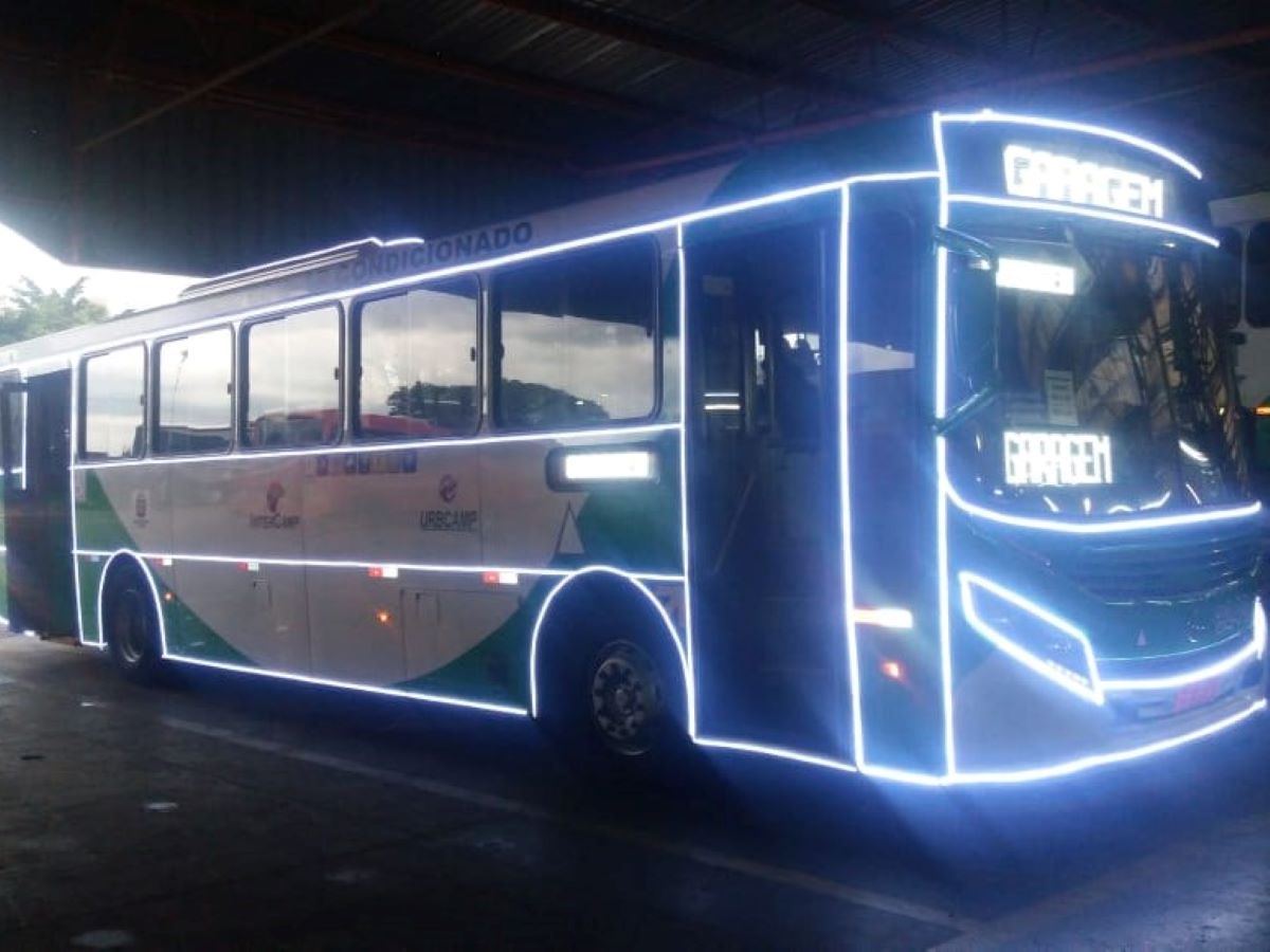 Ônibus enfeitado com decoração natalina