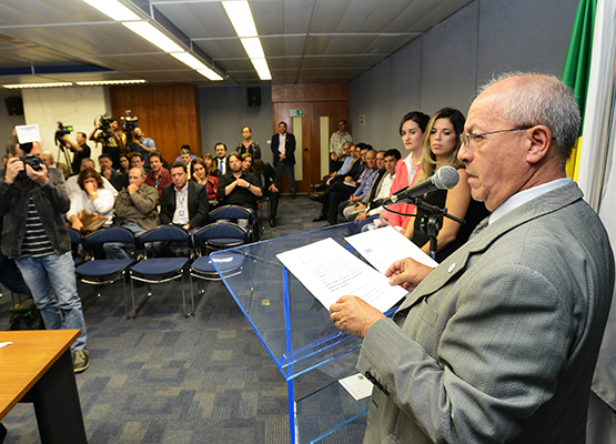 Arly fala aos presentes