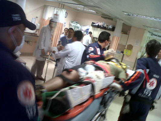 Vítima chega ao hospital após resgate