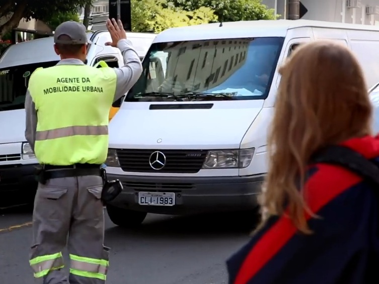Monitoramento no entorno de escolas orienta motoristas e pedestres