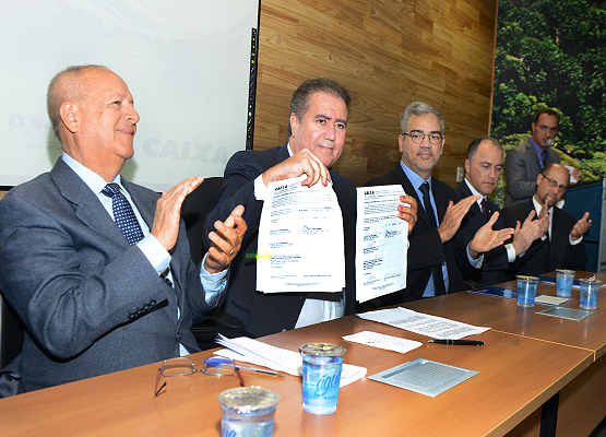 Prefeito mostra contratos assinados