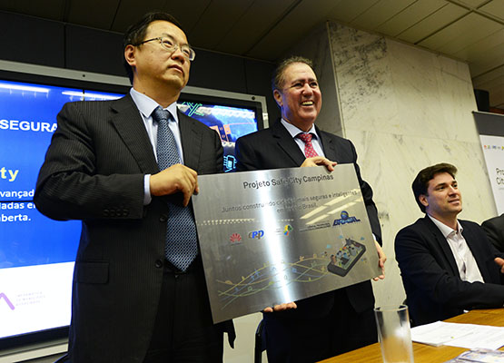 Presidente da Huawei para AL entrega certificado de cidade segura para o prefeito 