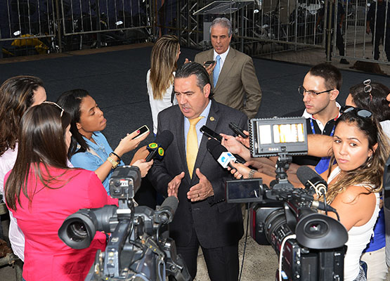 Secretário fala à imprensa